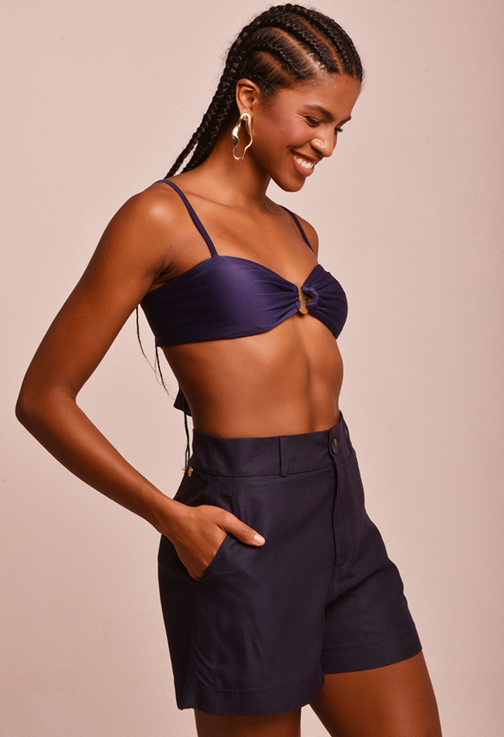 Short azul marinho feminino estilo alfaiataria com bolsos laterais e top azul marinho com detalhe dourado