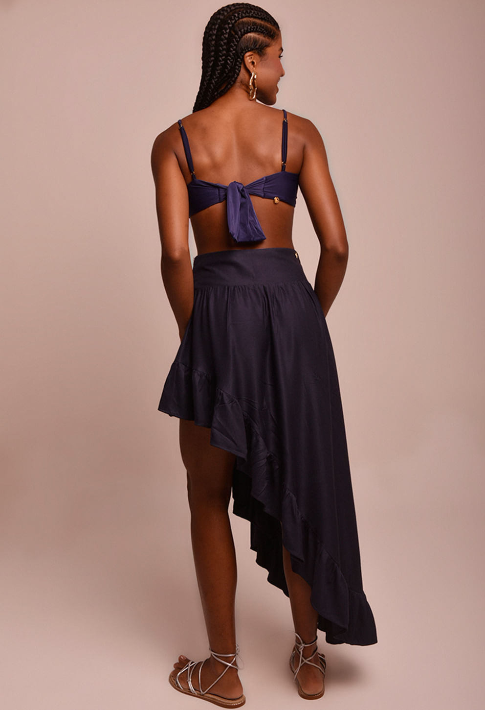 Saia Martha Náutica azul marinho vista de costas com babados em modelo feminina com top azul marinho