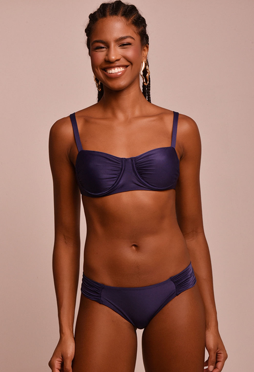 Top Evelin Náutica azul em modelo, vista frontal, biquíni feminino com top balconet e calcinha franzida