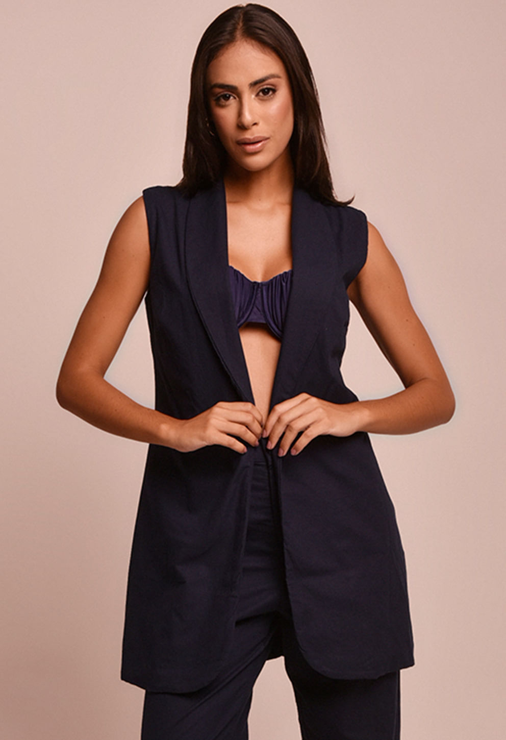 Colete feminino azul marinho Malu Náutica com gola blazer e faixa, parcialmente aberto, visto de frente.