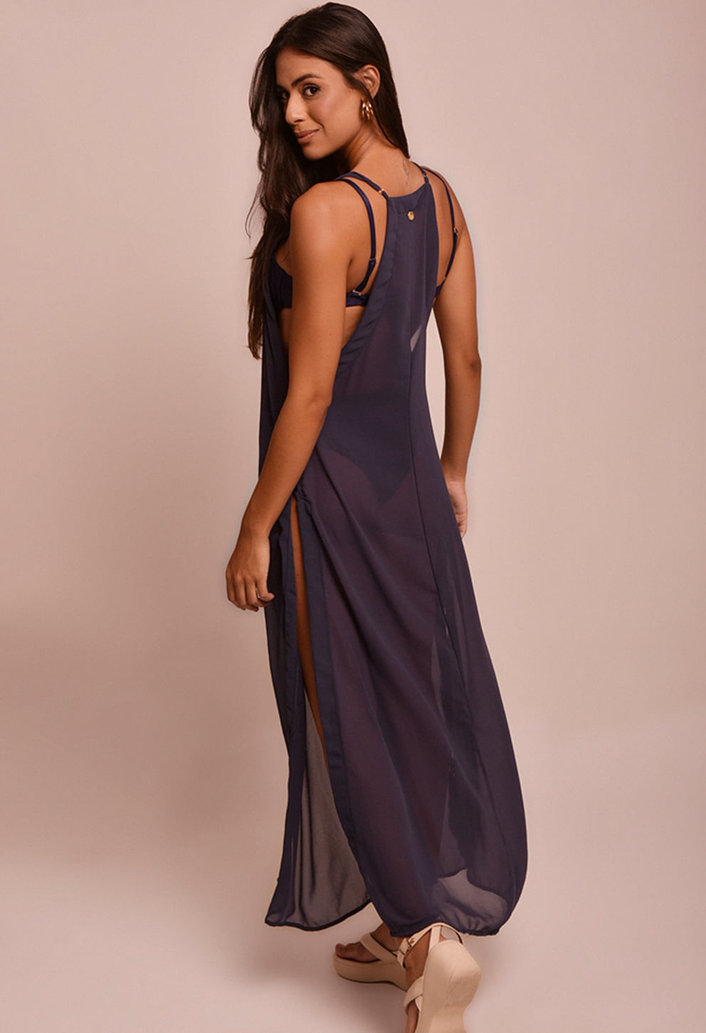 Saída de praia longa azul marinho Tribeca Náutica com alças duplas e abertura lateral vista de costas