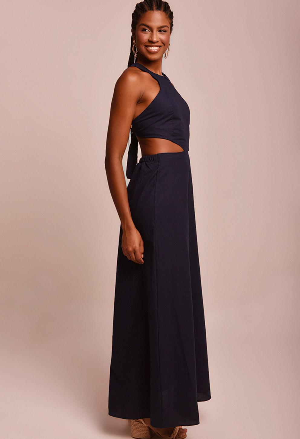 Vestido Martina Náutica azul marinho com recortes na cintura e amarração nas costas, modelo de perfil contra fundo neutro.