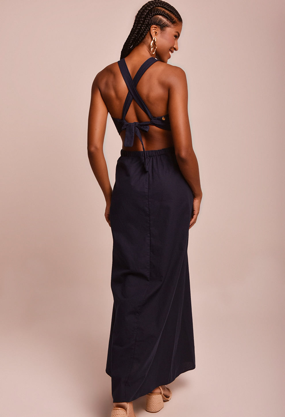 Vestido Martina Náutica azul marinho com alças cruzadas e amarração nas costas, modelo de costas sorrindo.