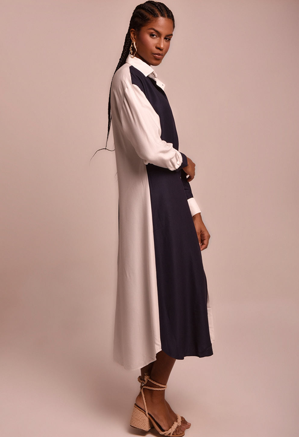 Vestido chemise bicolor náutica azul marinho e branco, modelo em perfil esquerdo com sandálias de salto anabela.