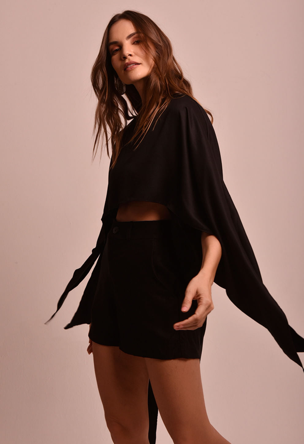 Blusa Lane Luar preta cropped vista lateral com mangas largas e pontas soltas