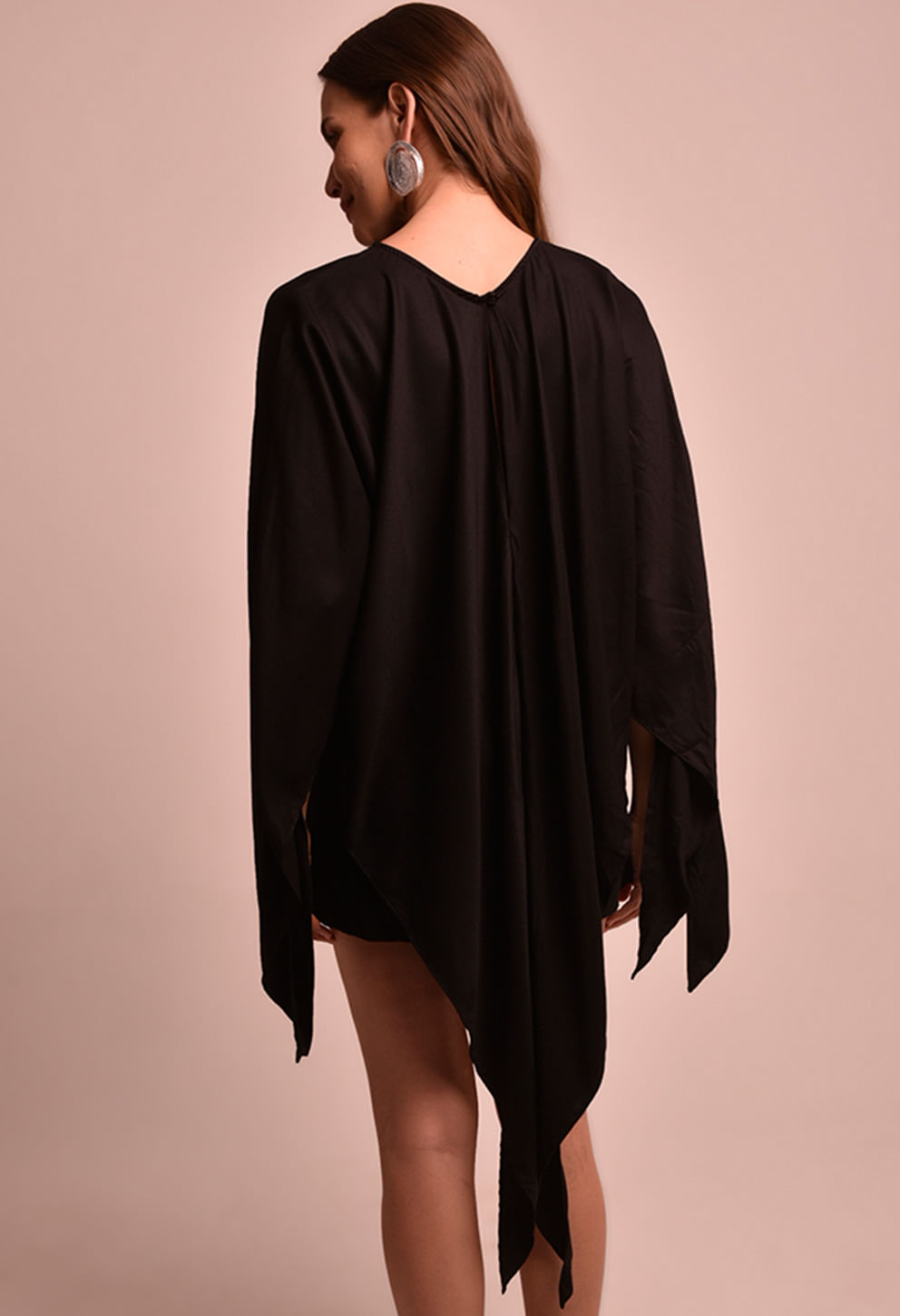 Blusa Lane Luar preta vista de trás com mangas longas e pontas soltas