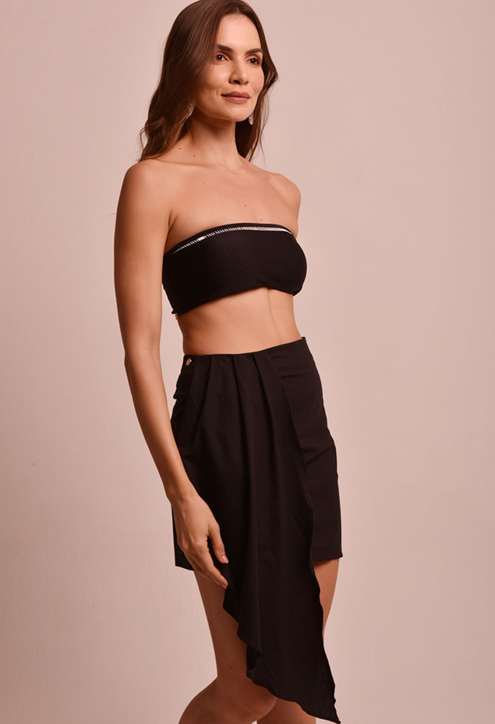 Saia Mari Luar preta vista lateral esquerda, com detalhe assimétrico caído na lateral direita