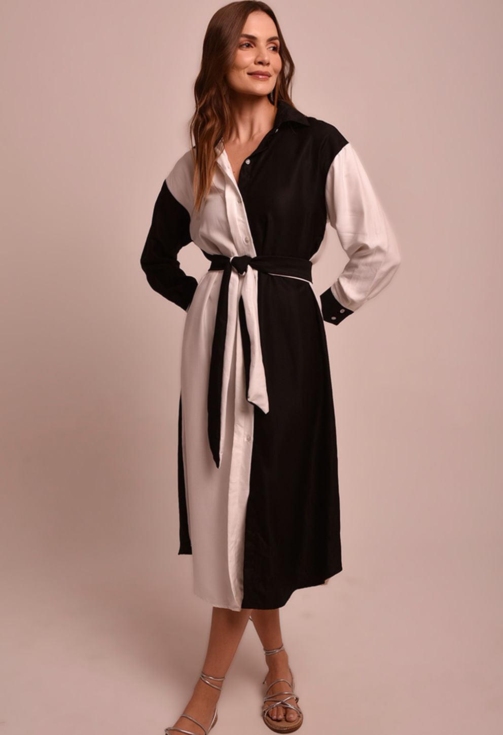 Vestido chemise bicolor preto e branco com faixa e botões, modelo frontal.