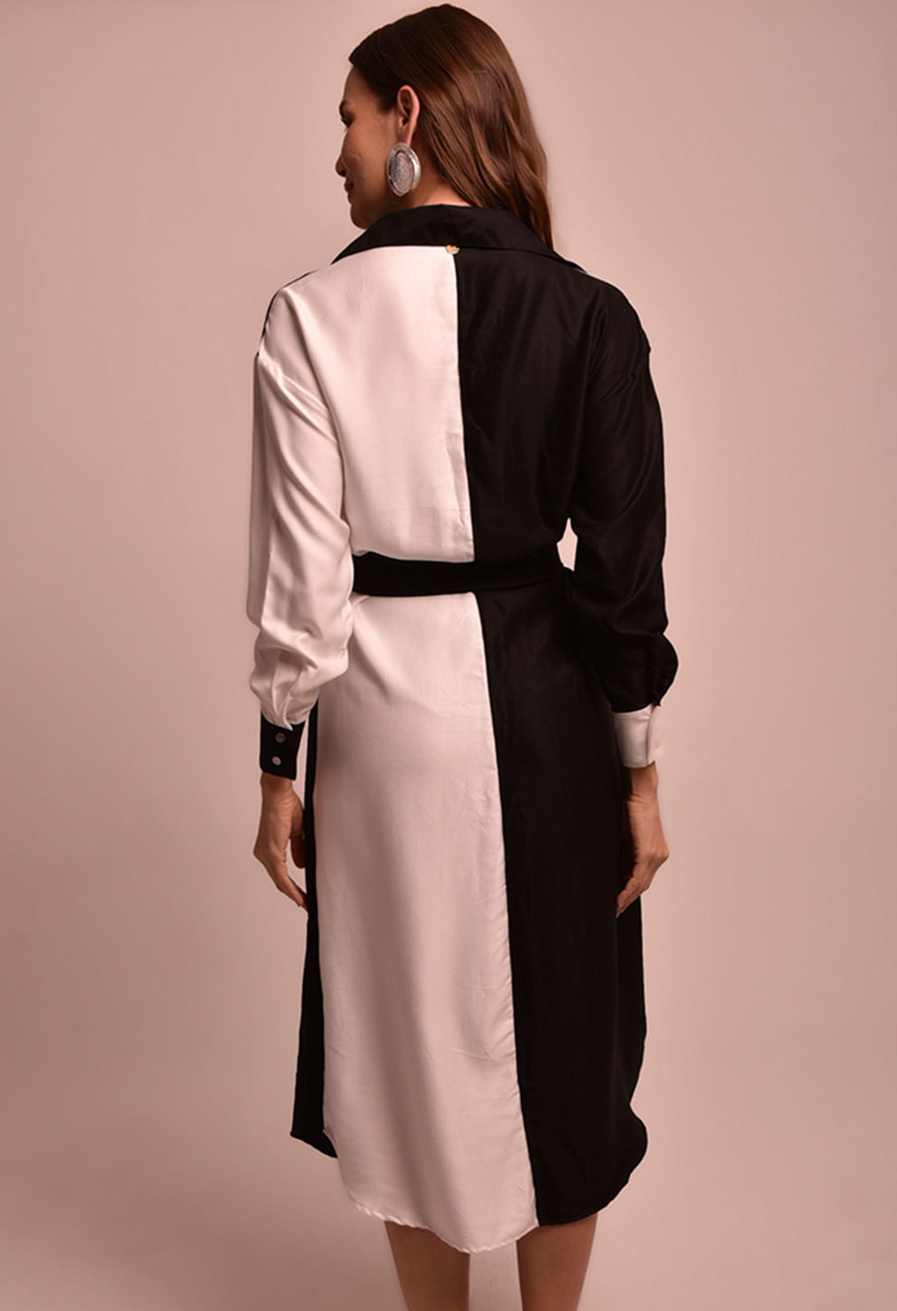 Vista traseira do vestido chemise bicolor preto e branco com faixa amarrada na cintura.