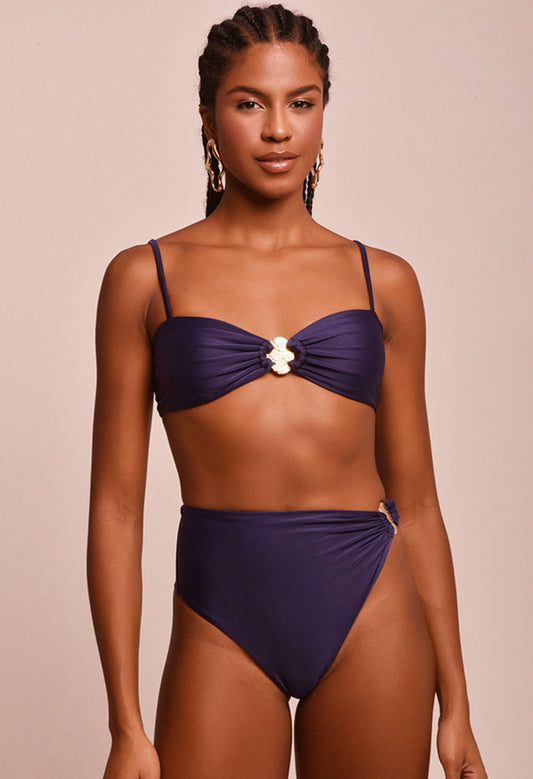 Calcinha Hot Juci com Medalha Náutica azul marinho vista frontal com modelo e fundo neutro