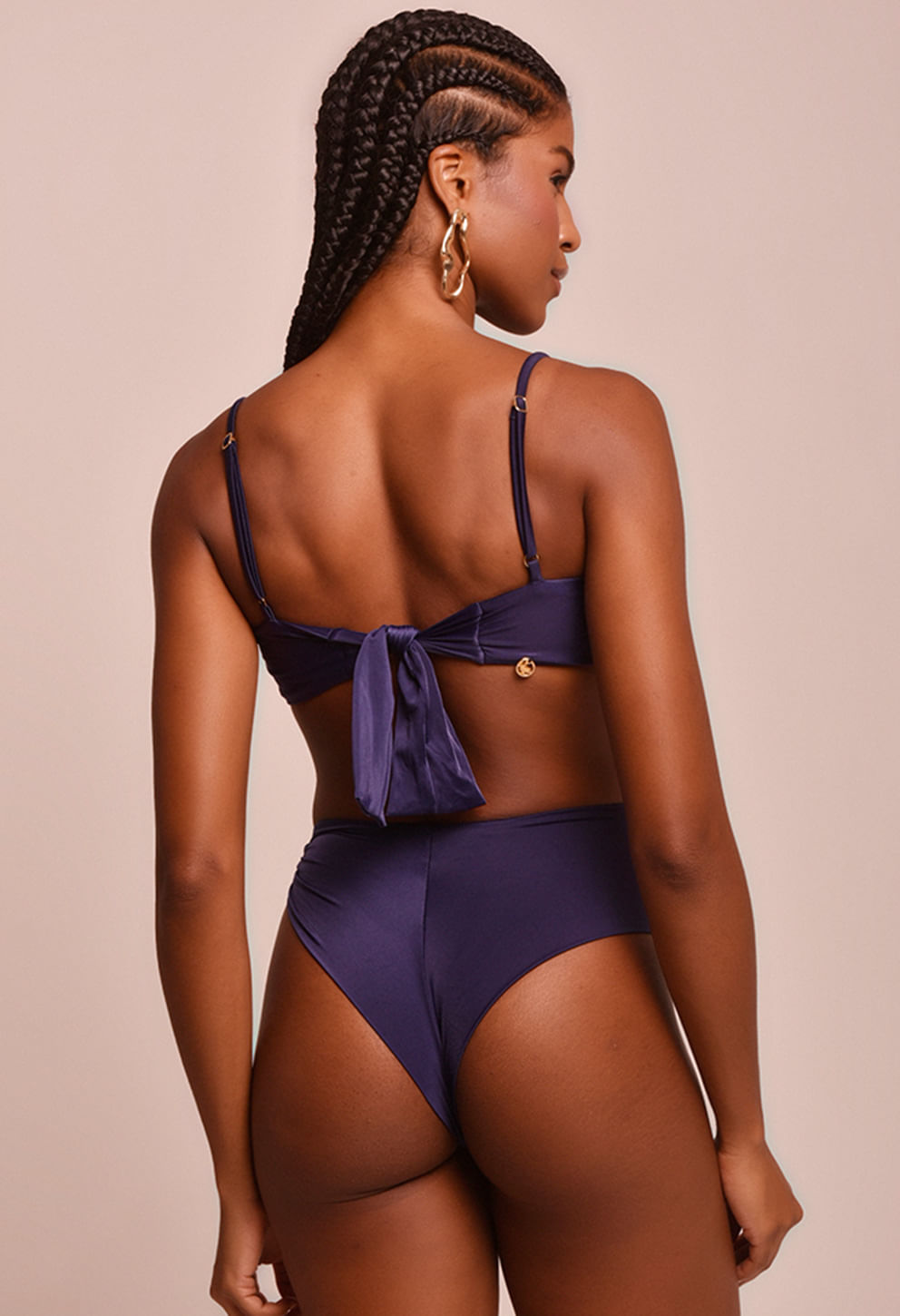 Calcinha Hot Juci com Medalha Náutica azul marinho vista lateral direita com modelo