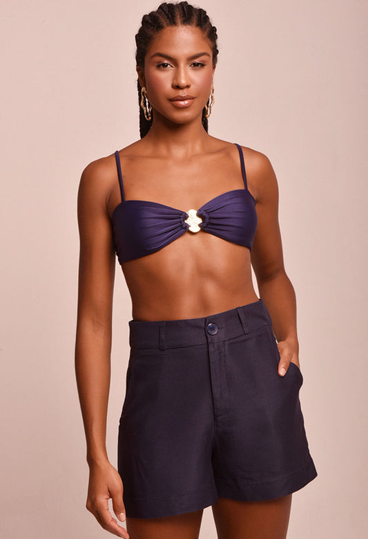 Short azul marinho feminino cintura alta com bolsos, usado com top azul marinho com alças finas e detalhe dourado