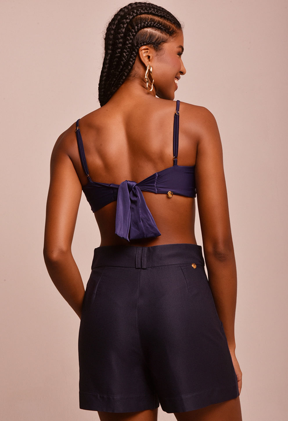 Short azul marinho de alfaiataria feminino com top azul marinho de amarração nas costas