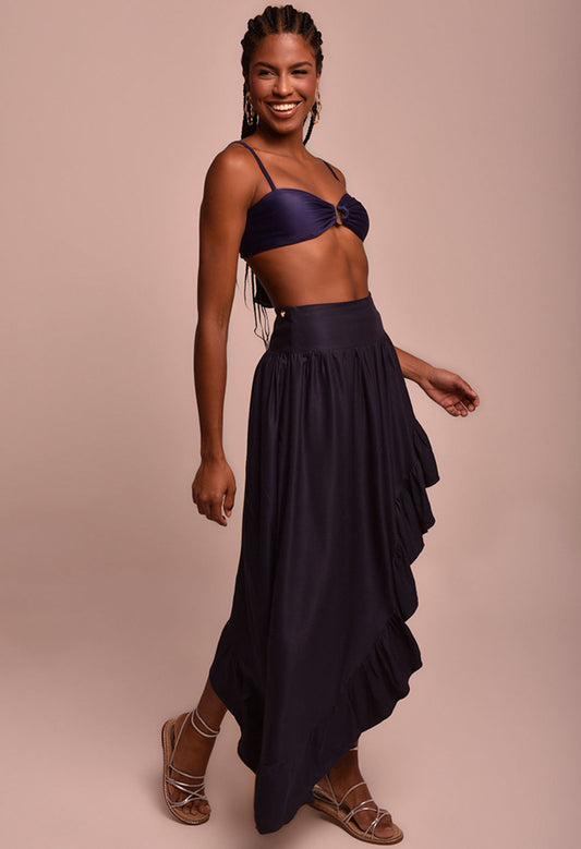 Saia Martha Náutica azul marinho assimétrica com babados e cintura alta por modelo feminina sorridente