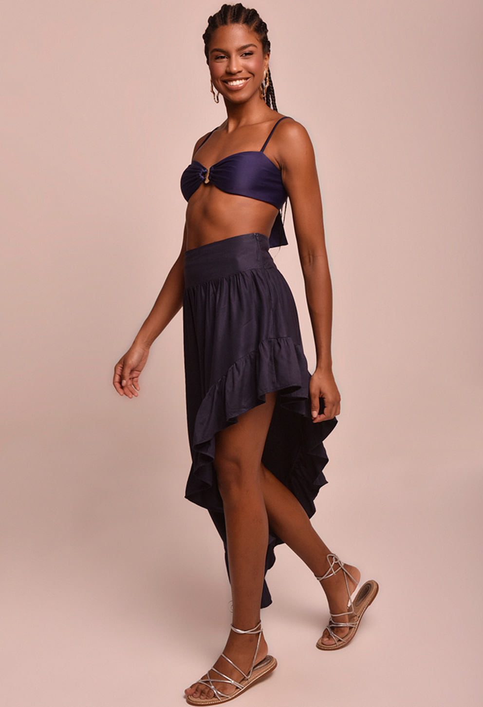 Saia Martha Náutica azul marinho assimétrica com babados vista lateral em modelo feminina sorridente