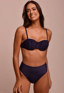Modelo usando calcinha hot e top de biquíni azul marinho estilo retrô de cintura alta.