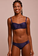 Top Evelin Náutica azul em modelo, vista frontal, biquíni feminino com top balconet e calcinha franzida
