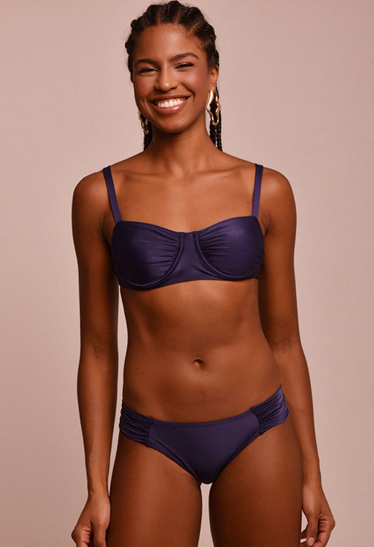 Top Evelin Náutica azul em modelo, vista frontal, biquíni feminino com top balconet e calcinha franzida