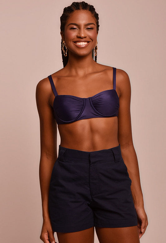 Modelo usando short azul marinho náutico de cintura alta com top azul marinho combinando