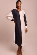 Vestido chemise bicolor náutica azul marinho e branco, modelo de frente com sandálias de salto anabela.