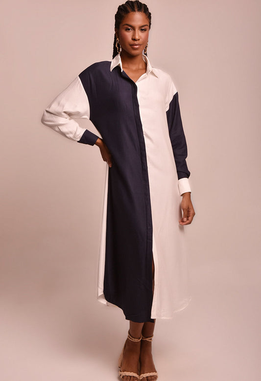 Vestido chemise bicolor náutica azul marinho e branco, modelo de frente com sandálias de salto anabela.