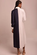 Vestido chemise bicolor náutica azul marinho e branco visto de costas, modelo usando sandálias de salto anabela.