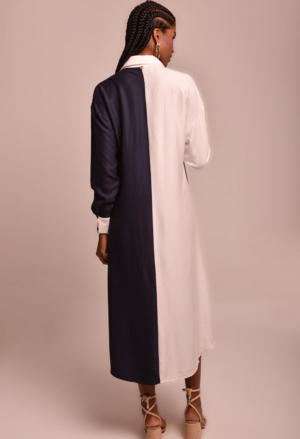 Vestido chemise bicolor náutica azul marinho e branco visto de costas, modelo usando sandálias de salto anabela.