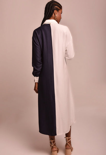 Vestido chemise bicolor náutica azul marinho e branco visto de costas, modelo usando sandálias de salto anabela.