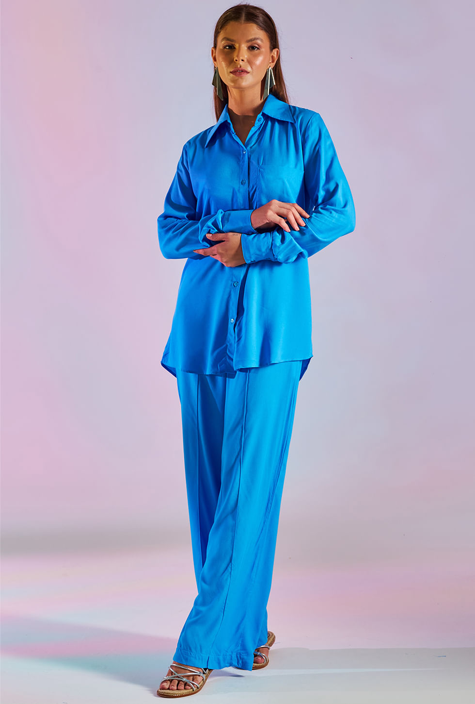 Camisão feminino azul vibrante Costanza Cristalina com calça larga combinando, roupa leve e elegante para mulheres