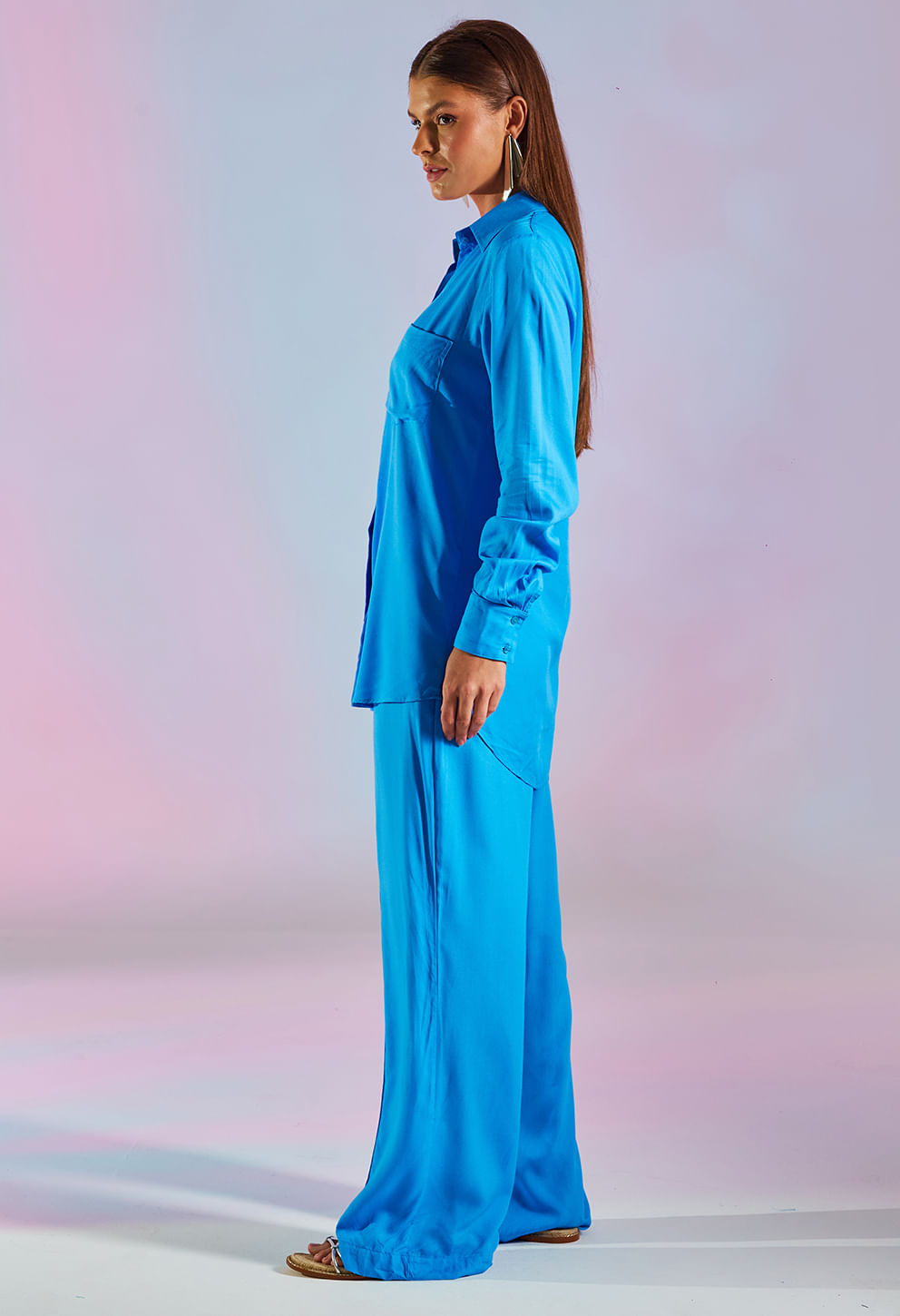 Vista lateral de camisão azul Costanza Cristalina com calça larga combinando, moda feminina casual elegante