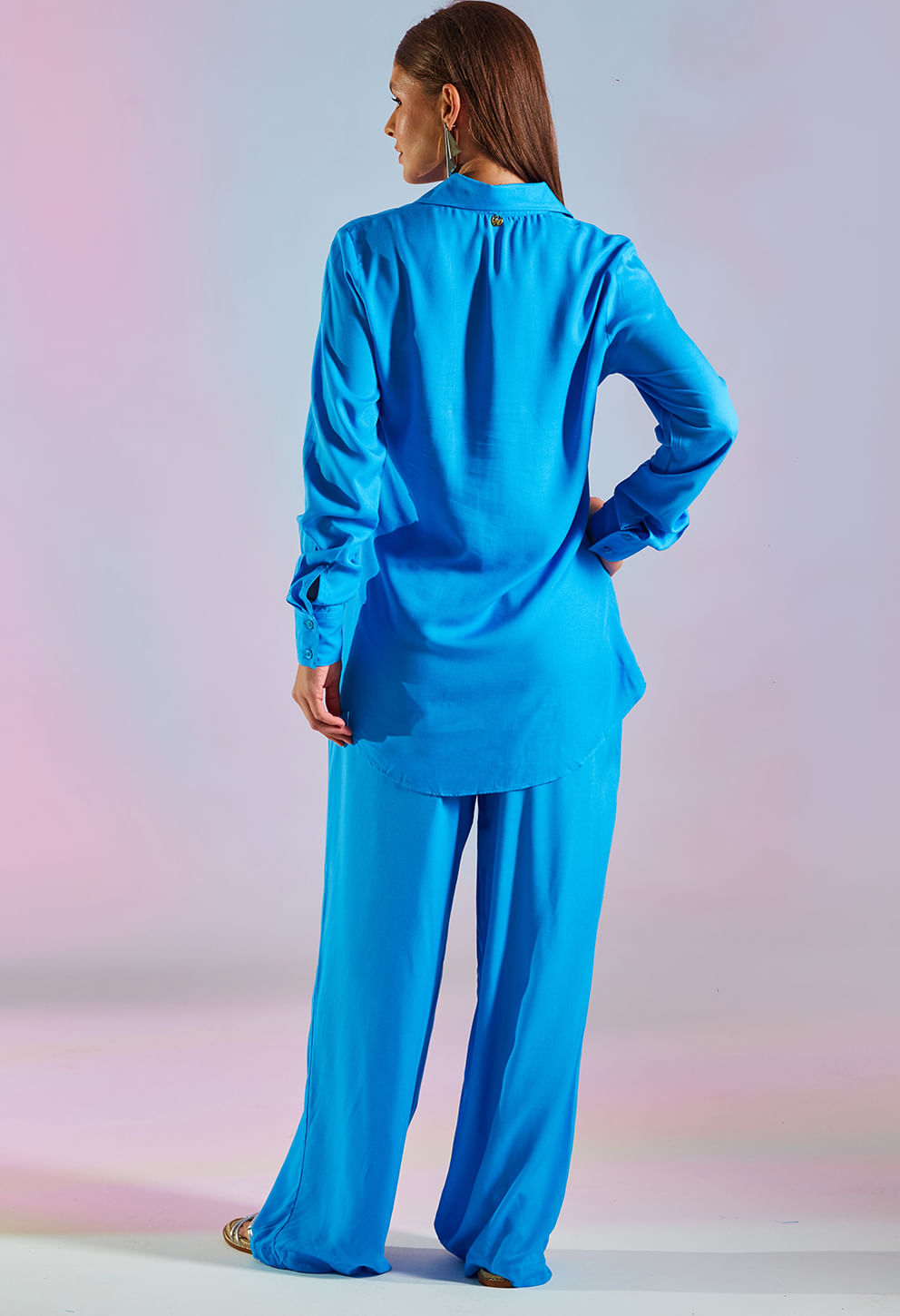 Vista traseira do camisão azul Costanza Cristalina com calça larga, roupa feminina elegante e confortável