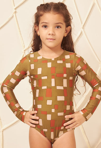Maiô infantil verde oliva com padrão geométrico bege e laranja, manga longa, modelo mirim de frente com mãos na cintura.