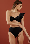 Modelo usando biquíni preto com top um ombro só e calcinha cintura alta preta