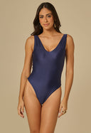 Body feminino marinho com decote em V e costas cavadas usado por modelo com fundo bege.
