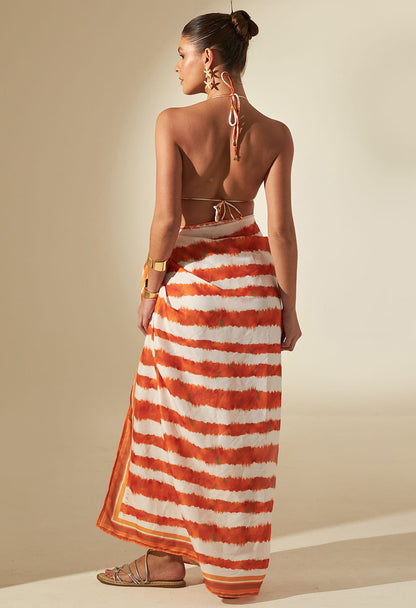 Top biquíni com argola Dunas laranja e branco com saia pareô combinando vista de costas em modelo feminino