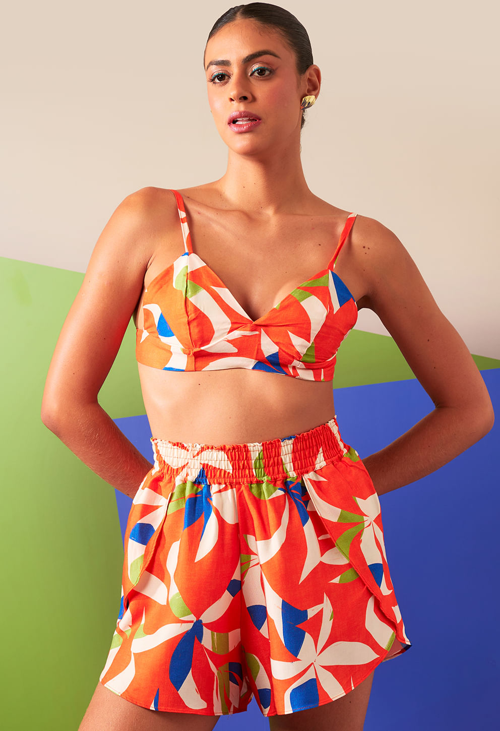 Short Malu Verano com estampa floral abstrata com cós elástico largo e bolsos vistos de frente.