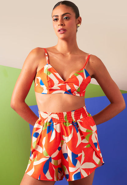 Short Malu Verano com estampa floral abstrata com cós elástico largo e bolsos vistos de frente.