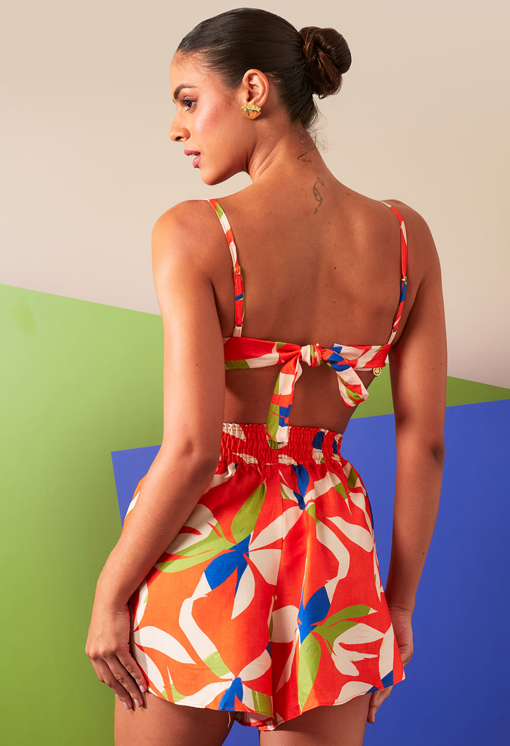 Short Malu Verano estampado floral abstrato com cós elástico largo visto por trás.