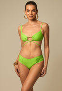Mulher usando biquíni verde limonada texturizado com top Elisa Limonada, detalhe frontal e tiras cruzadas.