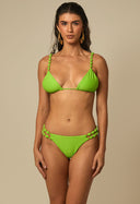 Mulher usando biquíni verde neon com calcinha modelo Jaque Limonada detalhada com argolas duplas nas laterais