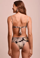 Top May Sublime feminino estampado com folhas bege e marrom, vista traseira com amarração.