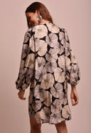 Kaftan Curta Com Nó Sublime estampado bege e preto visto de costas Fio a Fio Beach
