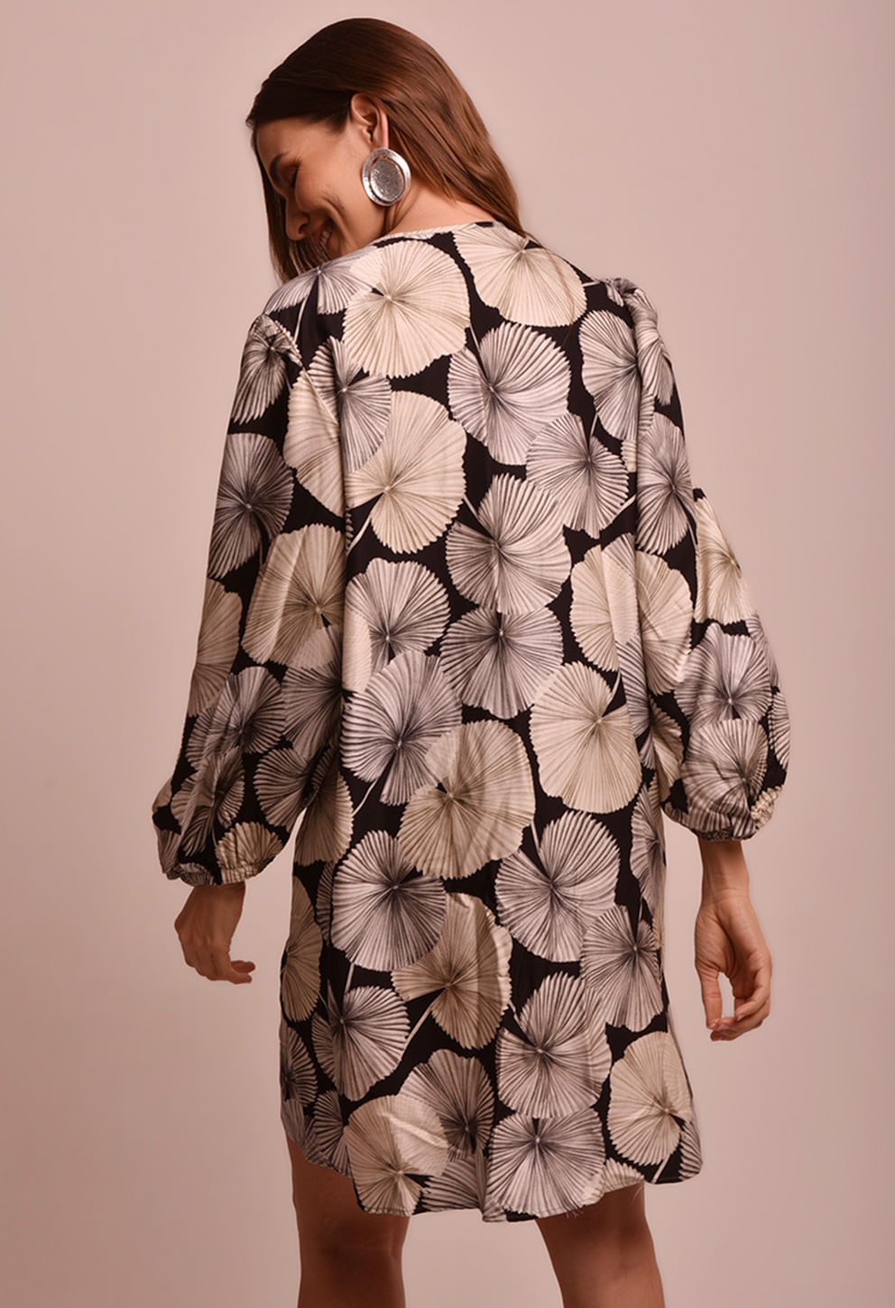 Kaftan Curta Com Nó Sublime estampado bege e preto visto de costas Fio a Fio Beach