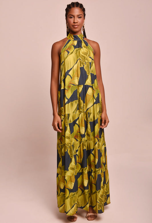 Vestido New Jasmin Quatro Folhas longo estampado com folhas verdes e amarelas, gola alta e babados na saia
