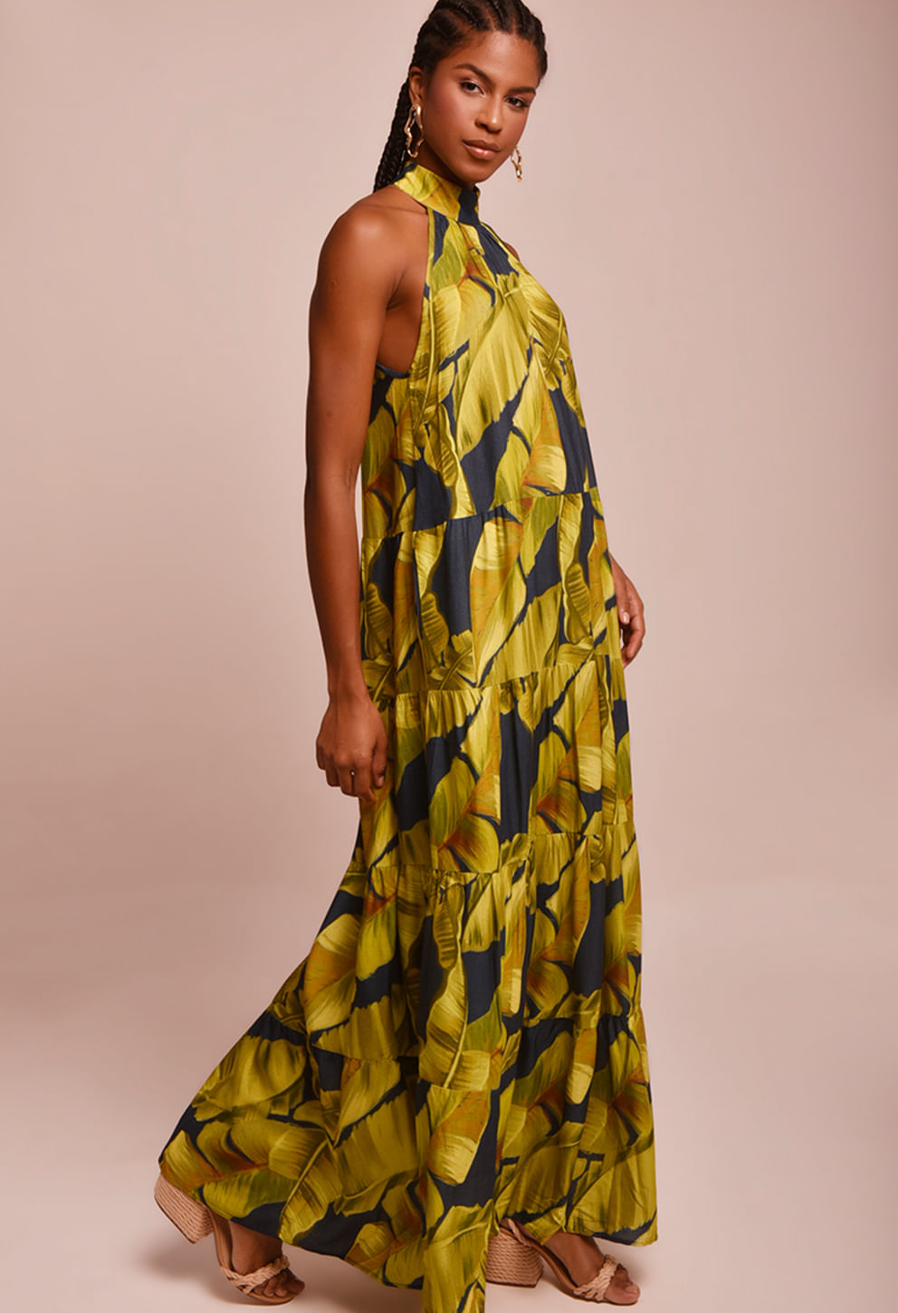 Vestido New Jasmin Quatro Folhas longo estampado com folhas verdes e amarelas, vista lateral