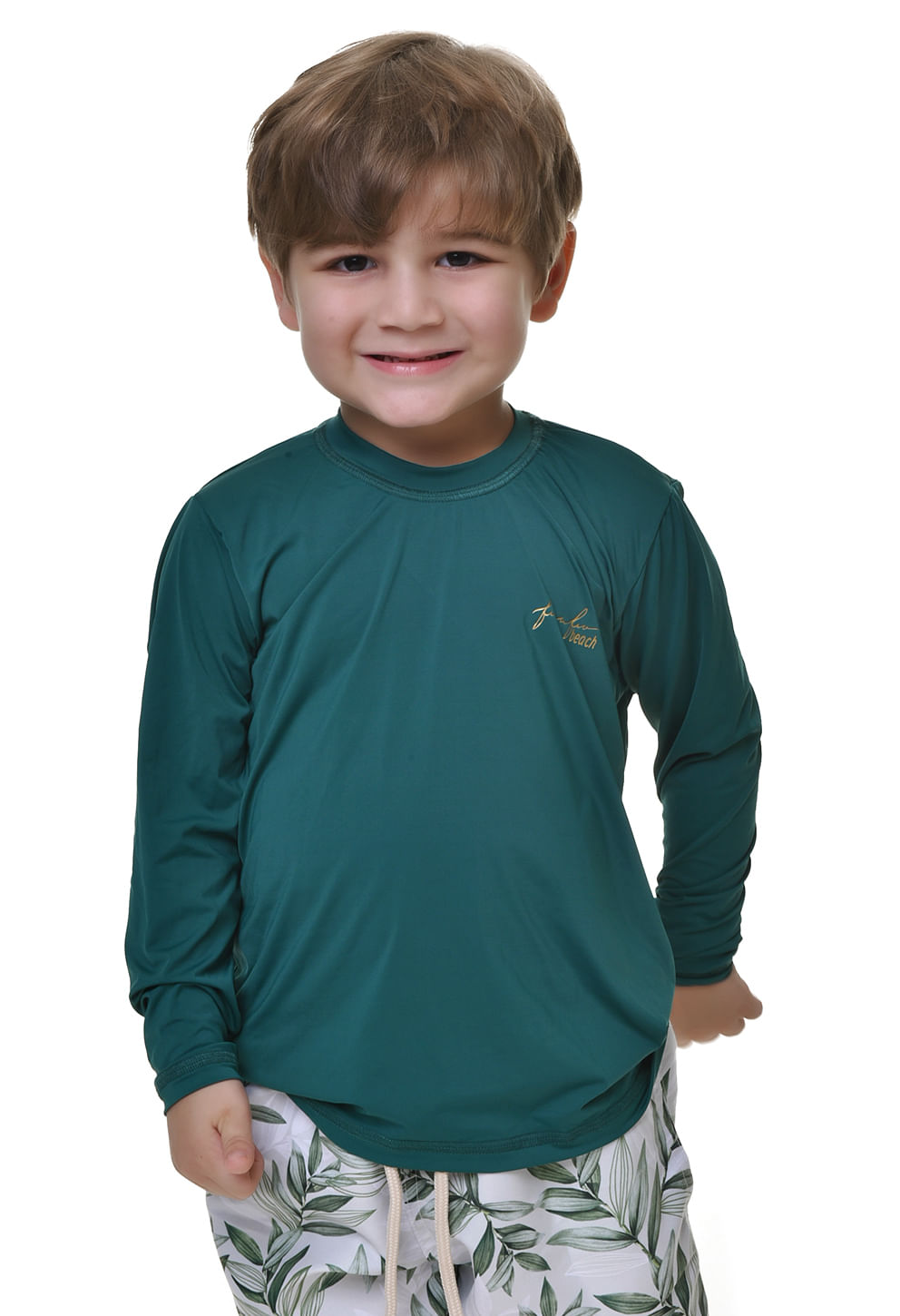 Camiseta de proteção UV infantil verde petróleo manga longa com logo dourado, usada por menino em fundo branco