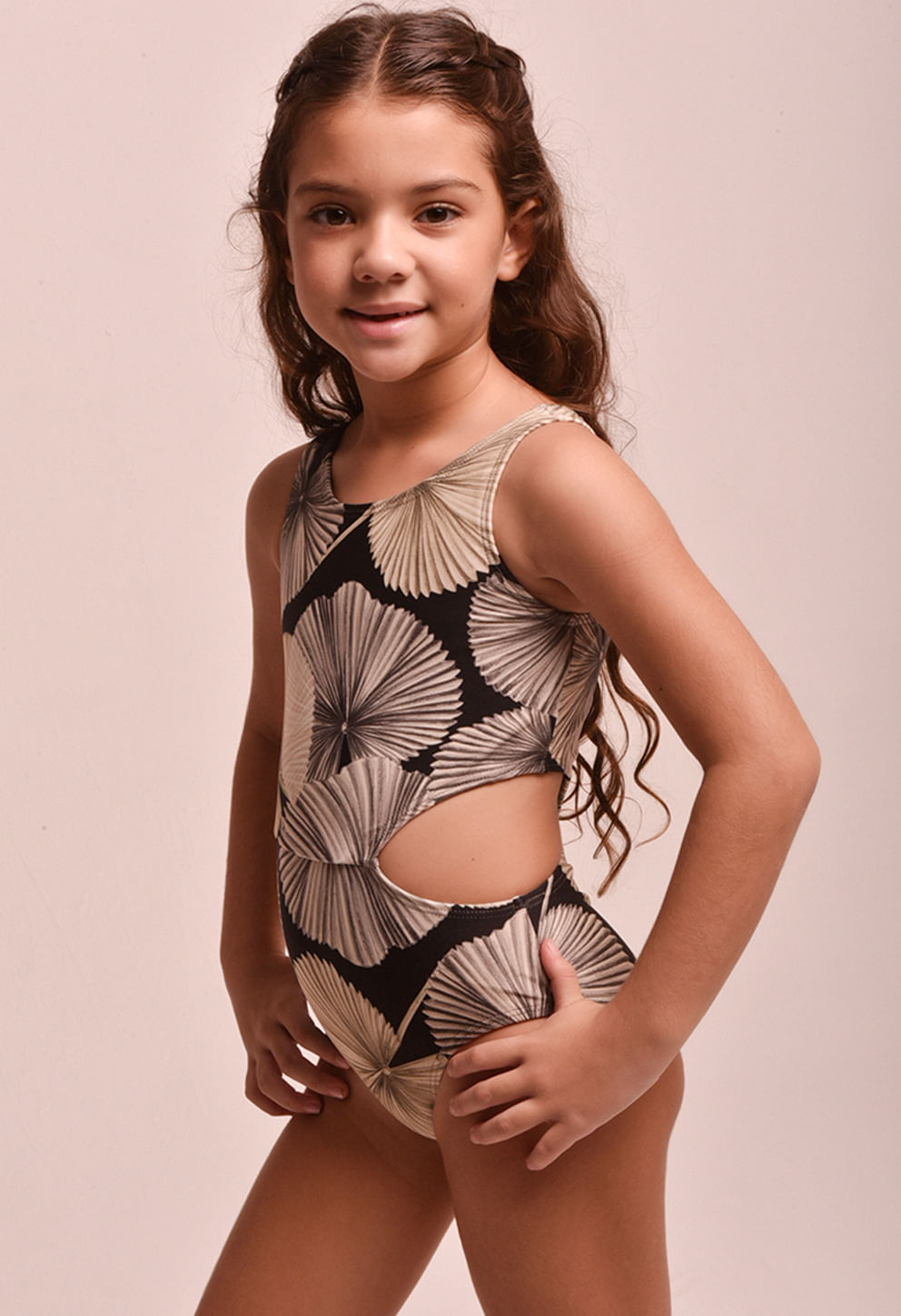 Maiô infantil ester sublime vista lateral direita com estampa de folhas em tons neutros.