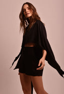 Blusa Lane Luar preta cropped vista lateral com mangas largas e pontas soltas