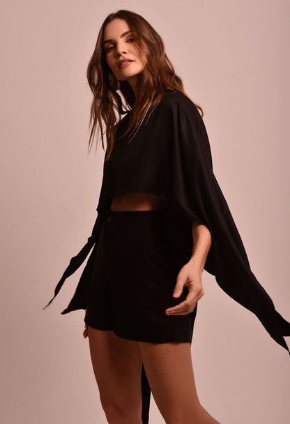 Blusa Lane Luar preta cropped vista lateral com mangas largas e pontas soltas