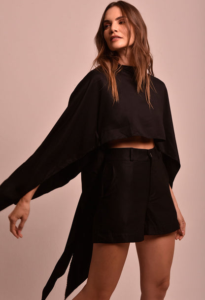 Blusa Lane Luar preta cropped com mangas amplas e pontas alongadas vista frontal